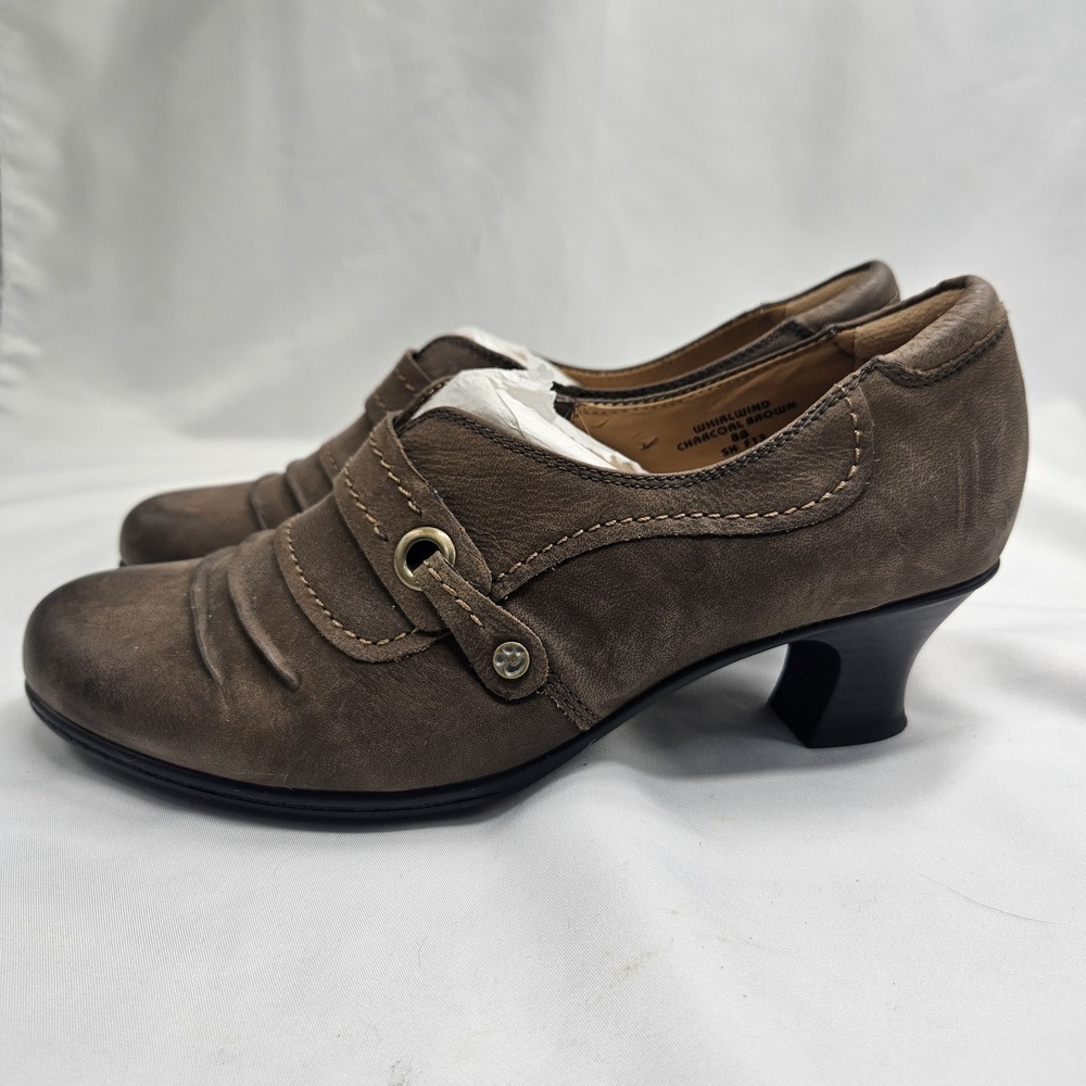 Earth Whirlwind Leather Kitten Heel shoes womens color taupe size 8B